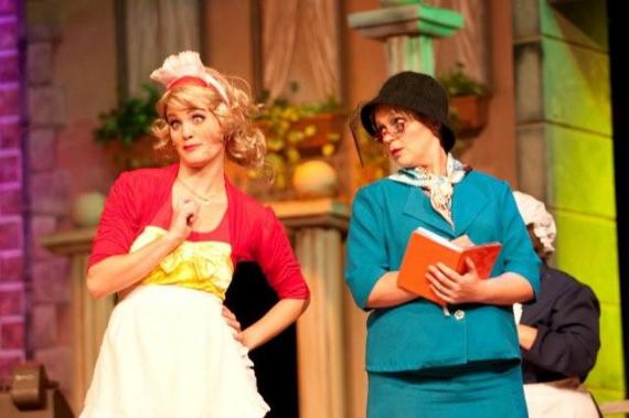 Aartsvyande Jane, die kelnerin (Vasti van Zyl) en Brenda Viljoenn, die joernalis. (Stasionêr)